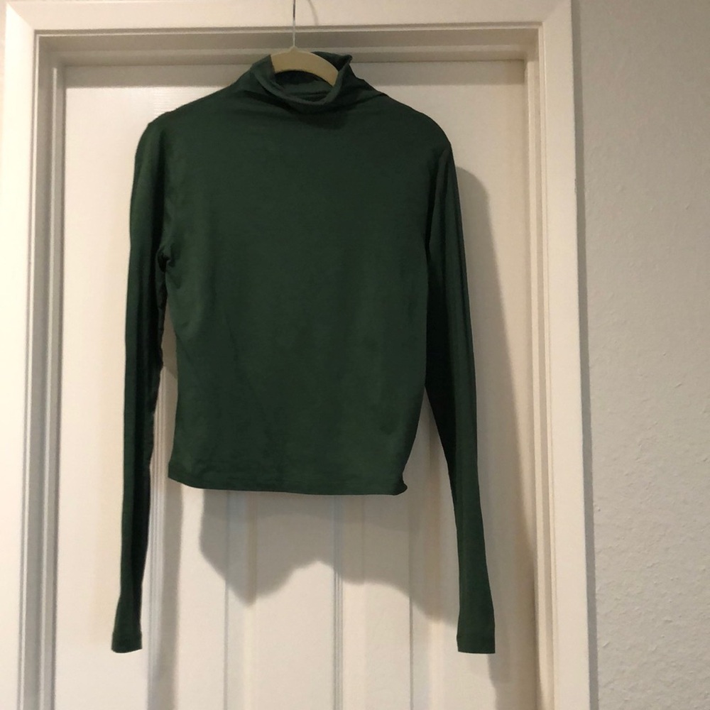 Velvet by Graham & Spencer a jersey turtleneck, small